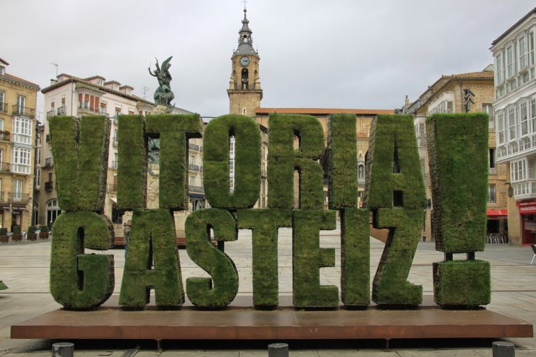 VITORIA – GASTEIZ ETA KENT FOLLET LILURATU ZUEN KATEDRALA