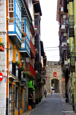 Calle Doniene y Puerta de San Juan al fondo.