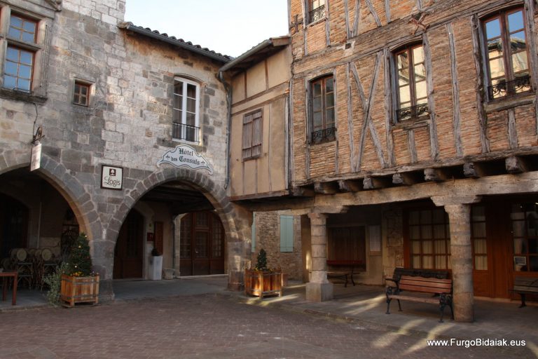TOULOUSE ETA ALBI ARTEAN: XARMA HANDIKO HERRIAK