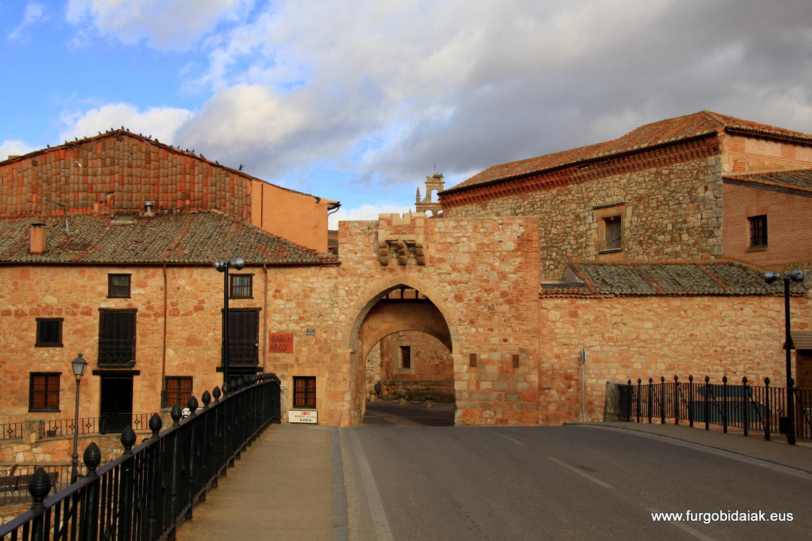 Arco Ayllón puerta de muralla, Segovia en autocaravana- FurgoBidaiak