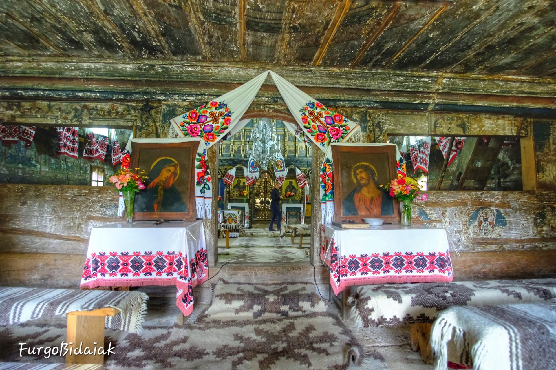 Camper ibilbidea Maramureseko zurezko elizetan barrena