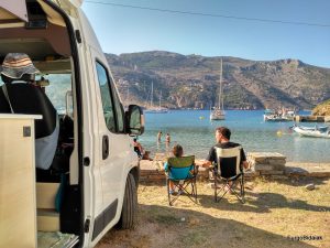 imagen de play con una camper y personas disfrutando
